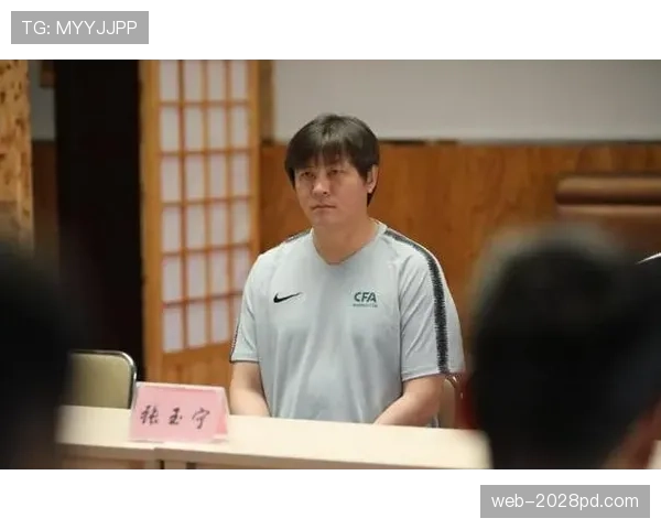 张玉宁球场像冰山，机场像时装周——那块表把我气成路人债务人