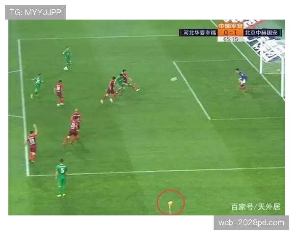 延迟举旗判罚规则解析：裁判为何允许犯规现场延时判罚？