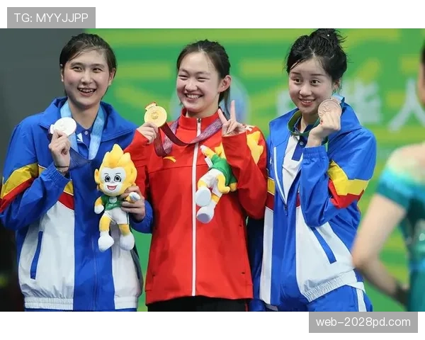 李冰洁训练室外蹲着喝奶茶？这和赛场上的她差太远了吧！